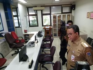 Foto: Gaya Anies Sidak Kelurahan Cikini di Hari Kerja Ketujuh