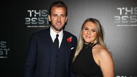 Striker Tottenham Hotspur Harry Kane datang bersama sang kekasih, Katie Goodland. Foto: Michael Steele/Getty Images