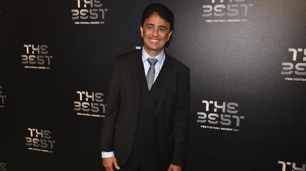 Brazil's former player Bebeto poses for a photograph as he arrives for The Best FIFA Football Awards ceremony, on October 23, 2017 in London. / AFP PHOTO / Glyn KIRK