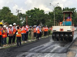 Aspal Campur Kresek Dites di Jalanan Makassar