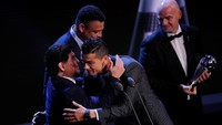 Pelukan Diego Maradona menyambut Ronaldo setelah diumumkan menjadi pemain terbaik dunia 2017. (Foto: Eddie Keogh/Reuters)