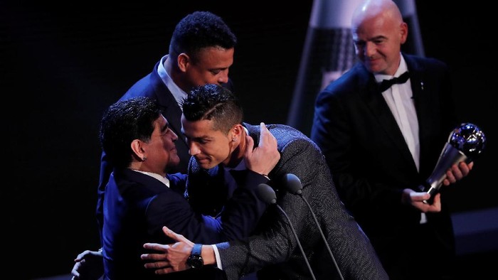 Soccer Football - The Best FIFA Football Awards - London Palladium, London, Britain - October 23, 2017   Real Madrid’s Cristiano Ronaldo is congratulated by Former Argentina player Diego Maradona after winning The Best FIFA Men’s Player Award as FIFA President Gianni Infantino and former Brazil player Ronaldo look on   REUTERS/Eddie Keogh