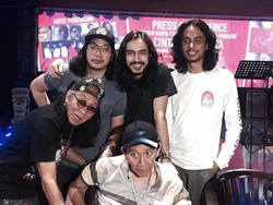 Vokalis Kelompok Penerbang Roket Kenang Momen Bersama Benny Panbers