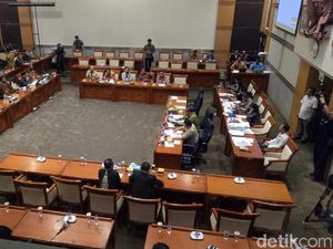 Uji Kelayakan Hakim MK Arief Hidayat, DPR Langsung Skors Rapat