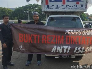 Massa Demo Perppu Ormas Mulai Berdatangan ke Depan Gedung DPR