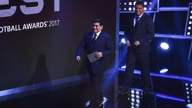 Argentina's former player Diego Maradona (L) and Brazil's former player Ronaldo Luis Nazario de Lima come on stage to present The Best FIFA Men's Player of 2017 Award during The Best FIFA Football Awards ceremony, on October 23, 2017 in London. / AFP PHOTO / Ben STANSALL