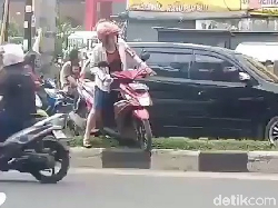 Emak-emak Angkat Motornya Putar Arah Lewati Pembatas Jalan Tinggi