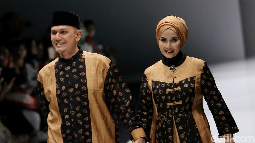 Mesranya Artis Senior Hengky Tornado dan Istri di Atas Runaway Mesranya Artis Senior Hengky Tornado dan Istri di Atas Runaway