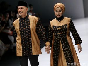 Mesranya Artis Senior Hengky Tornado dan Istri di Atas Runaway Mesranya Artis Senior Hengky Tornado dan Istri di Atas Runaway