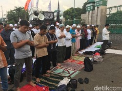 Massa Tolak Perppu Ormas dan Polisi Salat Asar bersama
