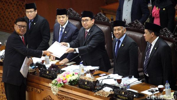 Serah Terima Berkas Perppu Ormas Mendagri-Fadli Zon