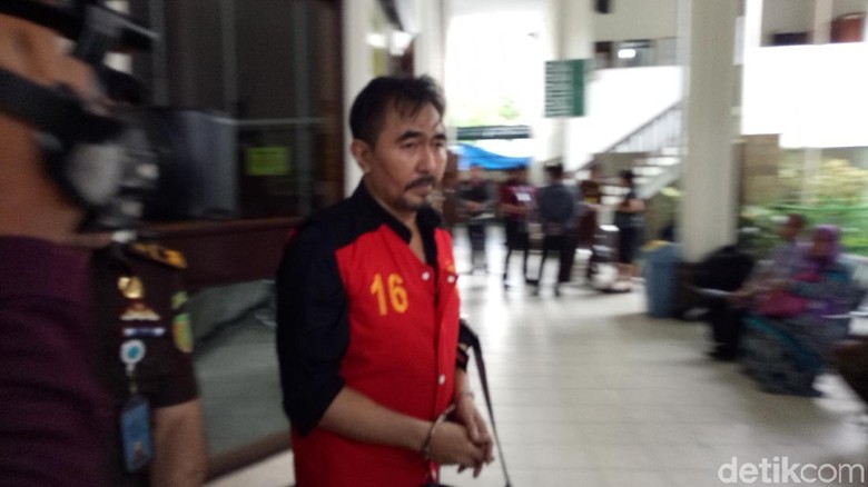 Tembok, Rokok, dan Kehidupan Aa Gatot Brajamusti di dalam Penjara Tembok, Rokok, dan Kehidupan Aa Gatot Brajamusti di dalam Penjara