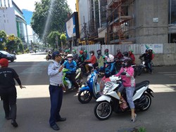 Jalan Melawai Diuji Coba Satu Arah, Banyak Pengendara Belum Tahu