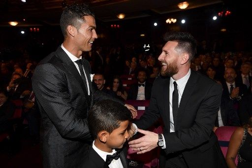Nominees for the Best FIFA football player, Barcelona and Argentina forward Lionel Messi (R) and Real Madrid and Portugal forward Cristiano Ronaldo (L) chat before taking their seats for The Best FIFA Football Awards ceremony, on October 23, 2017 in London. / AFP PHOTO / Ben STANSALL