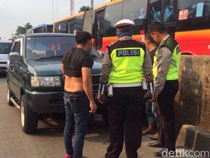 Ada Mobil Patah As, Lalin Jalan Matraman Arah Kampung Melayu Macet