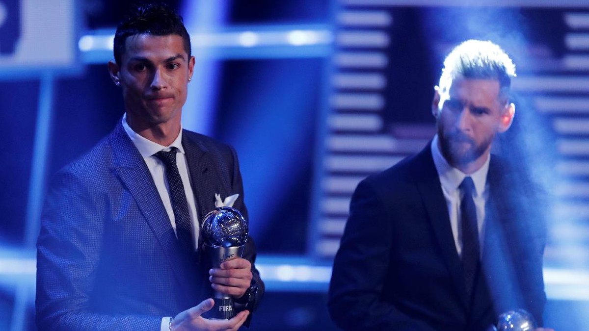 Ronaldo dan Messi di gala penghargaan Pemain Terbaik FIFA 2017. (Foto: Eddie Keogh/ REUTERS)