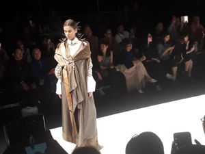 Deden Siswanto Tampilkan Busana Modest Bersiluet Baju Daerah di JFW 2018