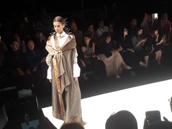 Deden Siswanto Tampilkan Busana Modest Bersiluet Baju Daerah di JFW 2018
