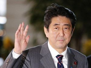 PM Shinzo Abe Tertangkap Lagi Makan Es Krim, Ini Reaksi Netizen Jepang!