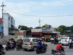 Risma akan Mediasi Ahli Waris Pemilik Bangunan di Frontage Road