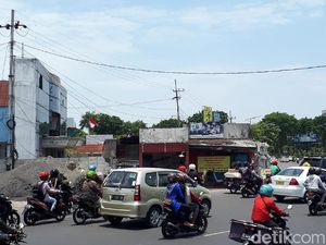 Risma akan Mediasi Ahli Waris Pemilik Bangunan di Frontage Road Risma akan Mediasi Ahli Waris Pemilik Bangunan di Frontage Road