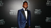 Dengan mengenakan jas berwarna biru, mantan striker Barcelona dan Inter Milan Samuel Etoo menghadiri seremoni di London Palladium. Foto: Michael Steele/Getty Images