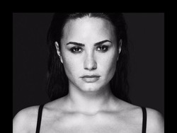 Lewat Foto Seksi, Demi Lovato Isyaratkan Lagu Baru