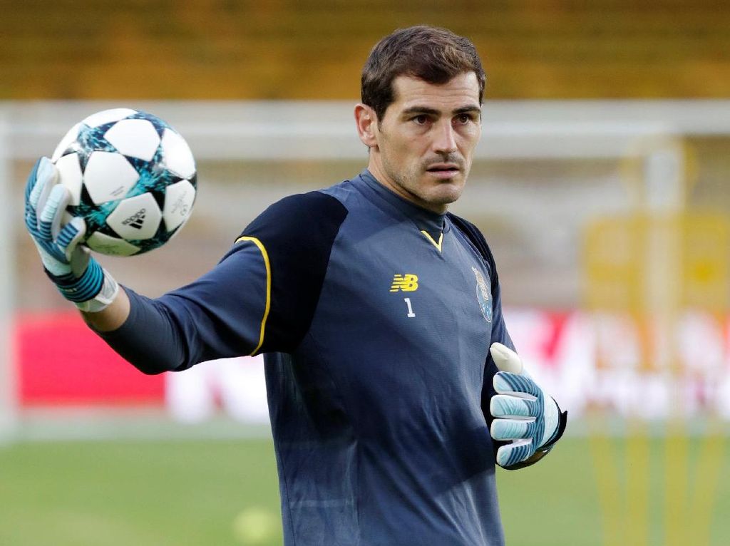 Iker Casillas-Kaka Jajal Bola Resmi Piala Dunia Qatar 2022