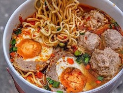 Nyamm! Enaknya Bakso Isi Telur Asin Bisa Dicicip 4 Tempat Ini