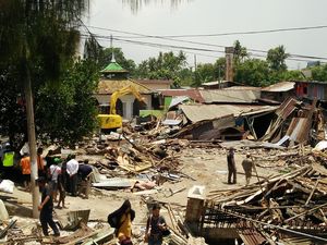 Lokalisasi Jaipong dan Miras di Bantaran Kali Bekasi Digusur
