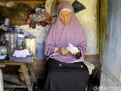 Mbah Rendeng, Tak Mau Berpangku Tangan di Usia Senja