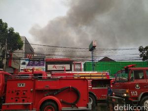 Warga dan Petugas Padamkan Kebakaran Rumah di Bandung