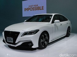 Mobil Menteri Toyota Crown Bersolek