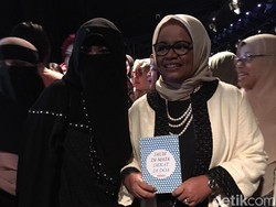 Rebutan Selfie Bareng Istri Anies-Sandi di Jakarta Fashion Week 2018