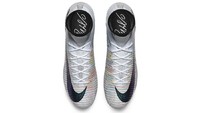 Selain itu, Mercurial CR7 Melhor juga punya tampilan unik yakni logo Swoosh yang tiga dimensi nan reflektif, sehingga bisa bersinar di bawah lampu sorot stadion. (highsnobiety.com)