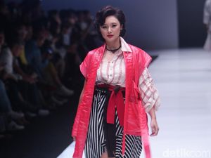 Foto: Gaya Mantan Istri Tommy Soeharto saat Eksis Lagi di Catwalk