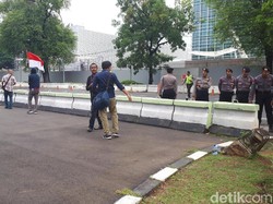 Massa yang Demo Kedubes AS soal Penolakan Panglima TNI Bubarkan Diri