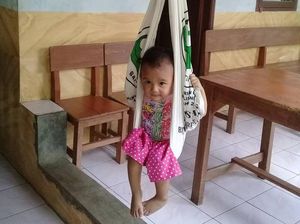 Ekspresi Lucu Anak-anak Saat Ditimbang di Posyandu Ekspresi Lucu Anak-anak Saat Ditimbang di Posyandu