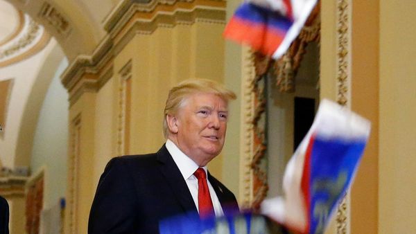 Saat Trump Diteriaki Pengkhianat dan Dilempari Bendera Rusia