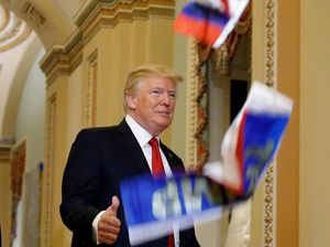Saat Trump Diteriaki Pengkhianat dan Dilempari Bendera Rusia