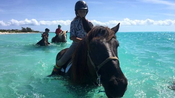 Di Karibia, Kamu Bisa Berkuda di Laut