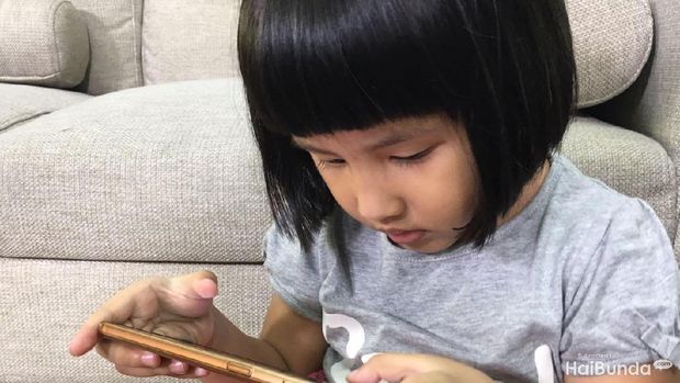 Anak main gadget