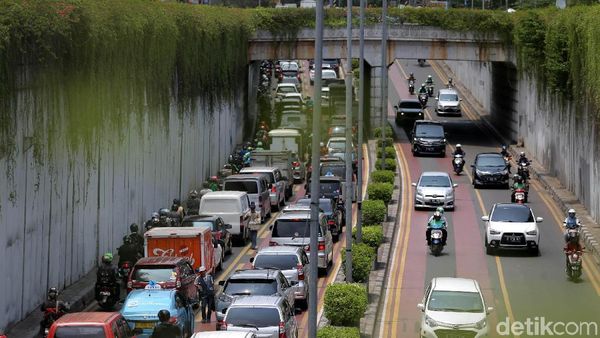 Perlintasan KA Ditutup, Lalin Jalan Angkasa Kemayoran Macet
