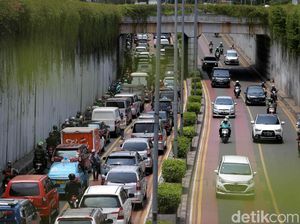 Perlintasan KA Ditutup, Lalin Jalan Angkasa Kemayoran Macet