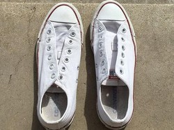 Cara Cuci Sepatu Putih Ini Viral, Sneakers Dekil Jadi Bersih Seperti Baru