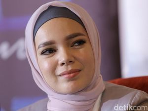 Dewi Sandra Sayangkan Rina Nose Lepas Hijab Tapi Tak Mau Menghakimi Dewi Sandra Sayangkan Rina Nose Lepas Hijab Tapi Tak Mau Menghakimi