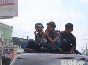 Ini Alasan Sopir Angkutan di Garut Izinkan Pelajar Naik Atap Mobil