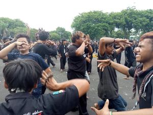 Ngeri, 500 Penari Barongan Kesurupan Massal