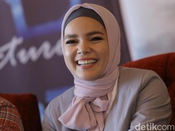 Dewi Sandra Sebut Bersepeda Bareng Suami Bikin Pernikahan Makin Harmonis