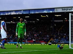 Seekor ayam meramaikan laga Premier League antara Blackburn Rovers melawan Wigan Athletic di Ewood Park, 7 Mei 2012. Si ayam tampaknya suporter Blackburn yang ditunjukkan dengan kain yang melingkar di badannya. Foto: Laurence Griffiths/Getty Images